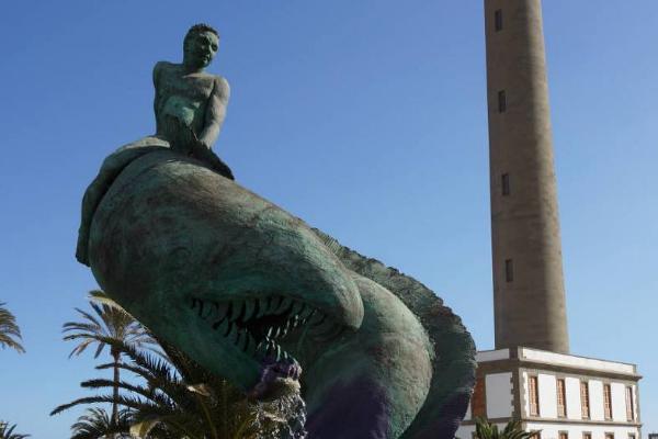 在給人物雕塑刻畫時要注意什么呢?