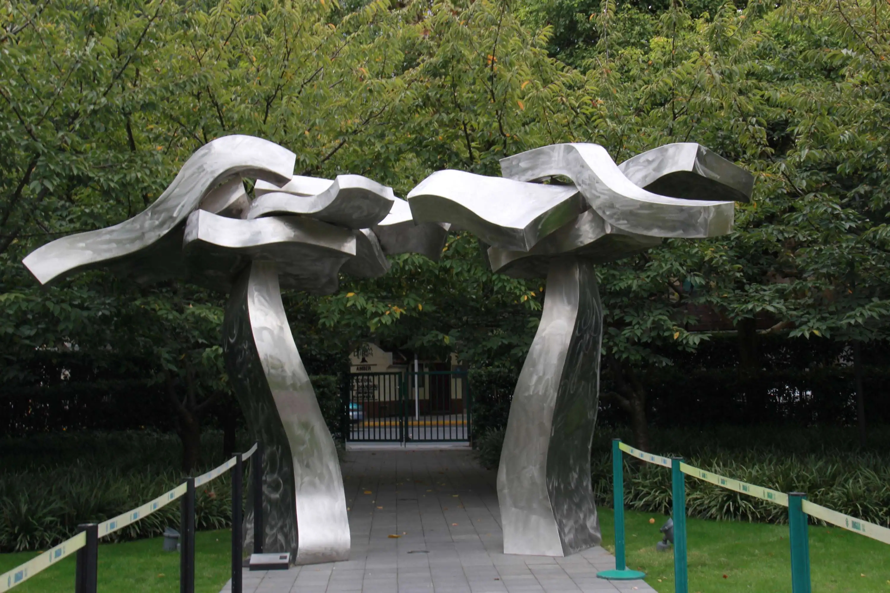 眾象雕塑 · 玻璃鋼雕塑的優(yōu)缺點(diǎn)