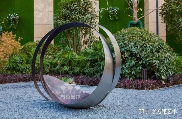 浮雕制作中，材料的選擇對最終效果有何影響？