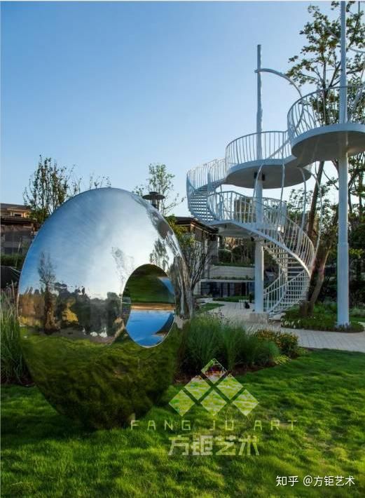 如何確定學校不銹鋼雕塑的合適尺寸?